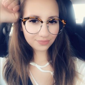 Meet your Posher, Claudia